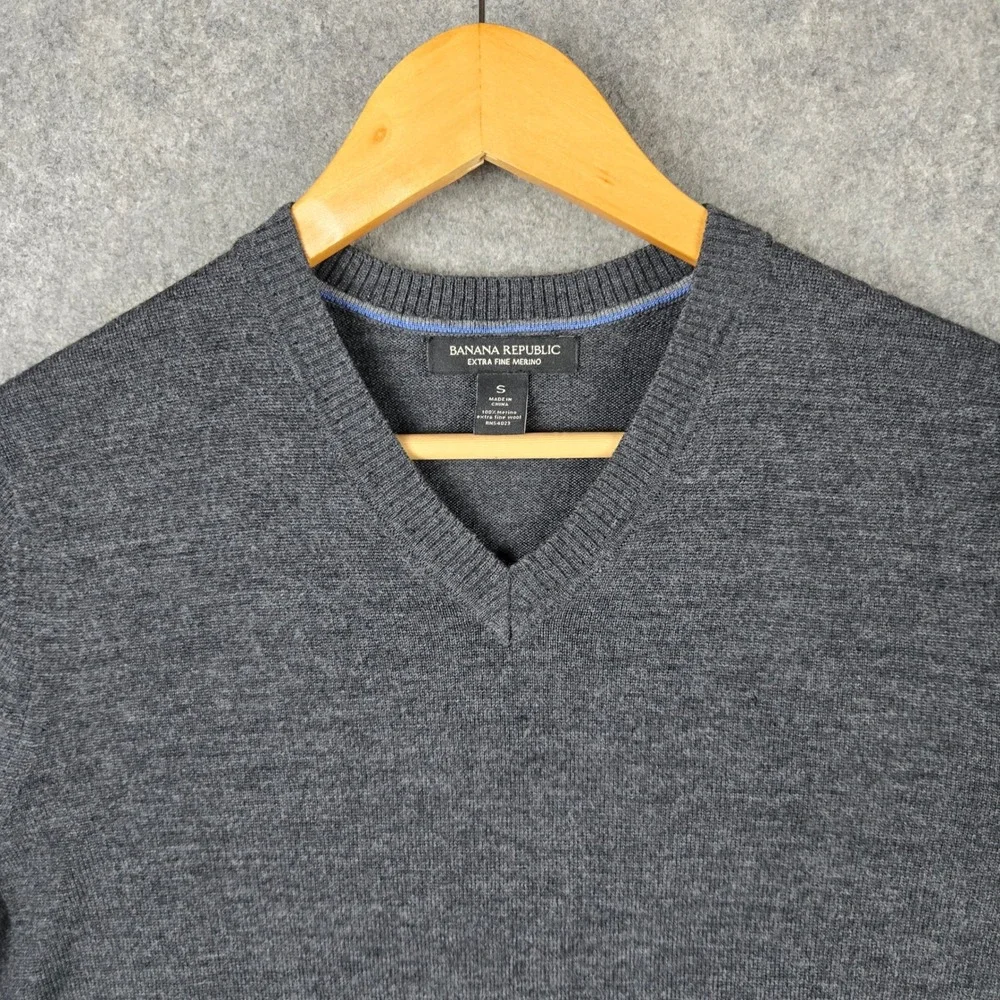 Banana Republic V-Neck Sweater Mens Small Gray Extra Fine Merino Wool Pullover